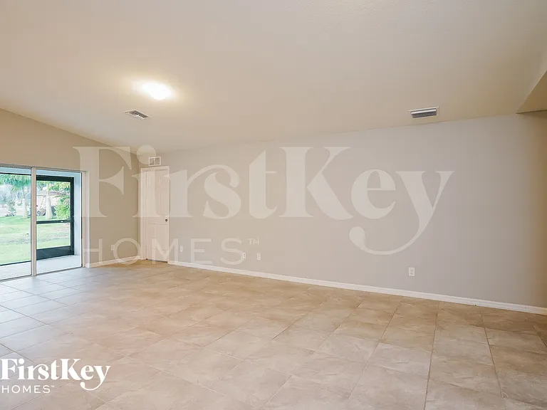 1606 NE 35th Ter — Photo 4
