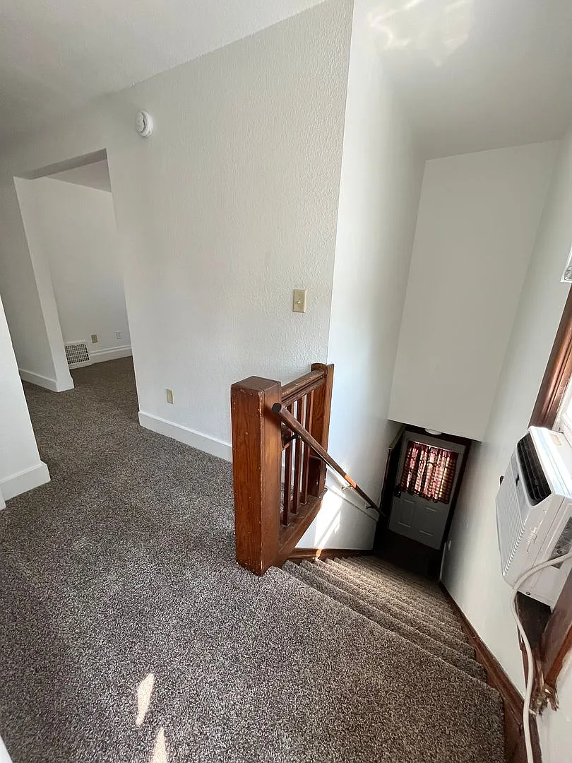 Newly Updated 2nd Floor 2 Bed/1 Bath Duplex Apartment — Photo 4