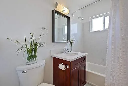 1004 Ravenscourt Ave #2 — Photo 6