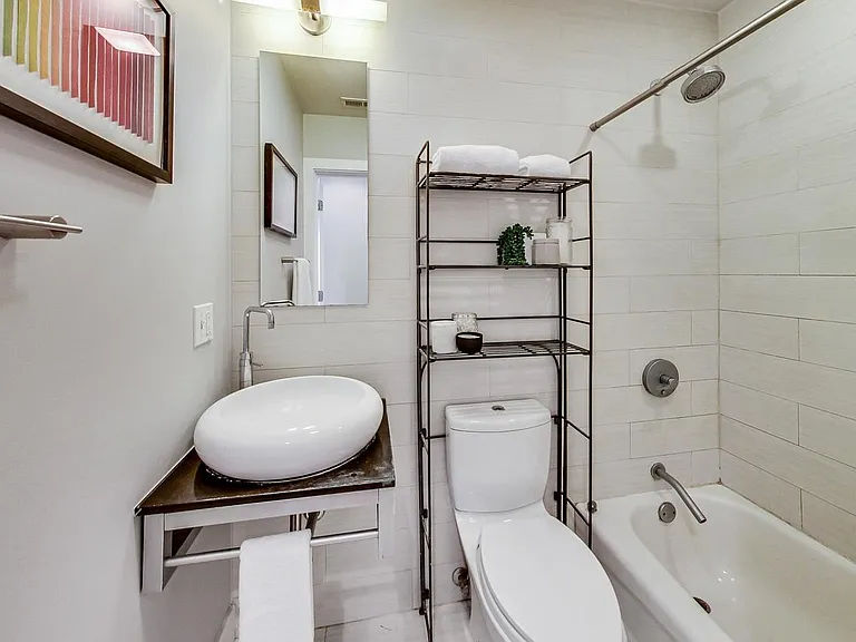 1952 W Byron St #6 — Photo 11