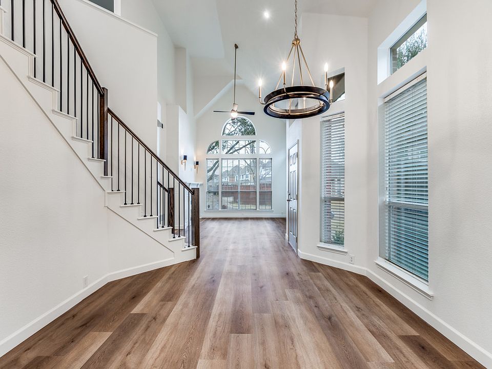 Dining room 13 x 13 feet