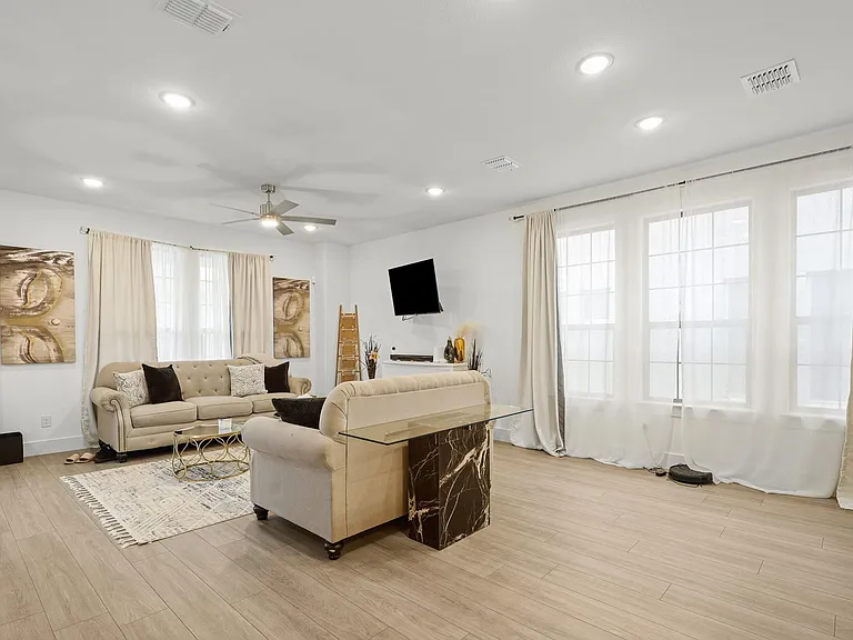 1013 Carnation Dr — Photo 11