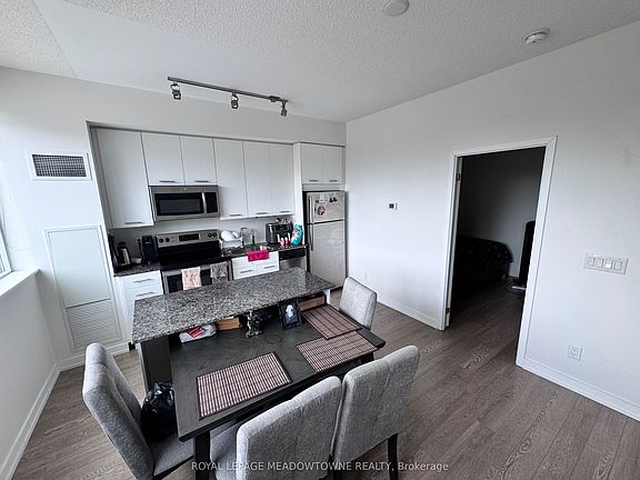 4th image of 2055 Danforth Ave #213