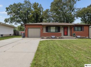 8301 Chestnut Ln, Lincoln, NE 68510