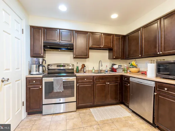 1631 Green St APT B, Philadelphia, PA 19130