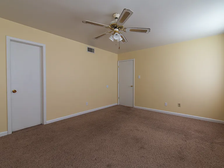 215 W Troy Ave #215C — Photo 13