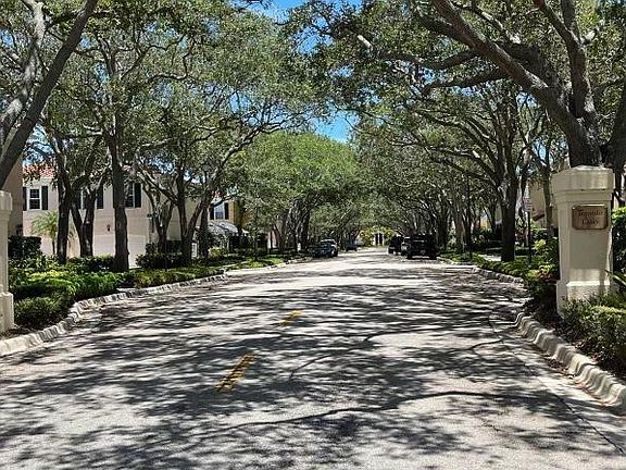 Tequesta Oaks Entrance