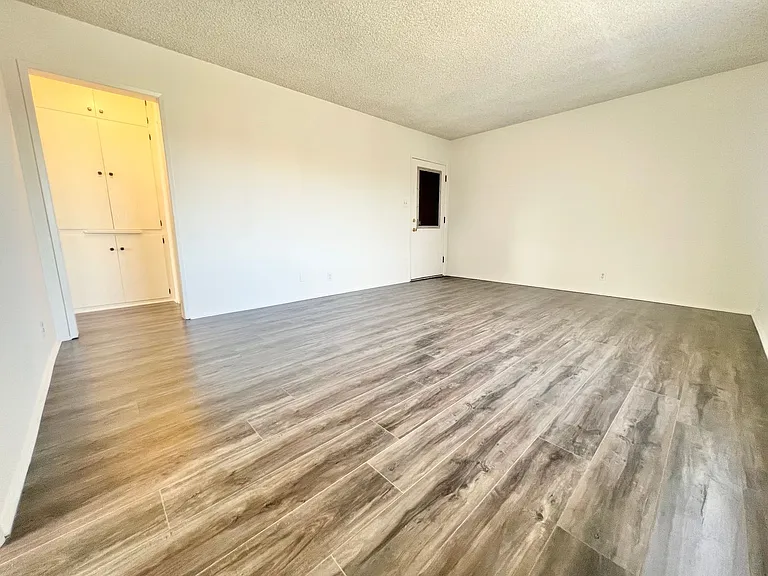 Top-Floor 1 Bedroom in Quiet Bluff Heights Courtyard Complex — Photo 2