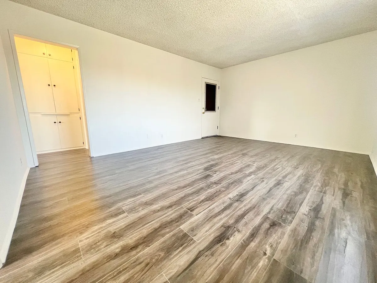Building Photo - Top-Floor 1 Bedroom in Quiet Bluff Heights Courtyard Complex