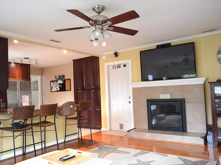 1032 Patrick Henry Way — Photo 15