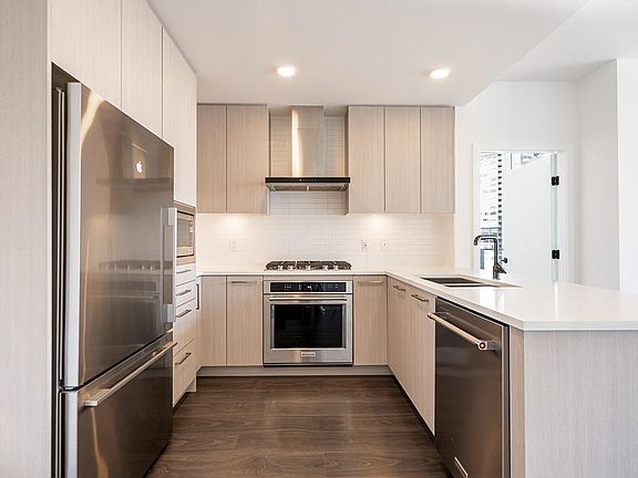 4th image of 518 Clarke Rd #1602