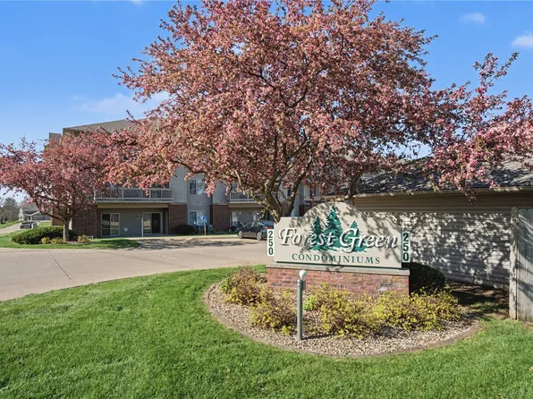 250 Cimarron Dr Unit 114, Hiawatha, IA 52233