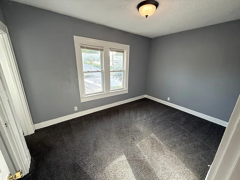 907 Pershing Ave — Photo 12