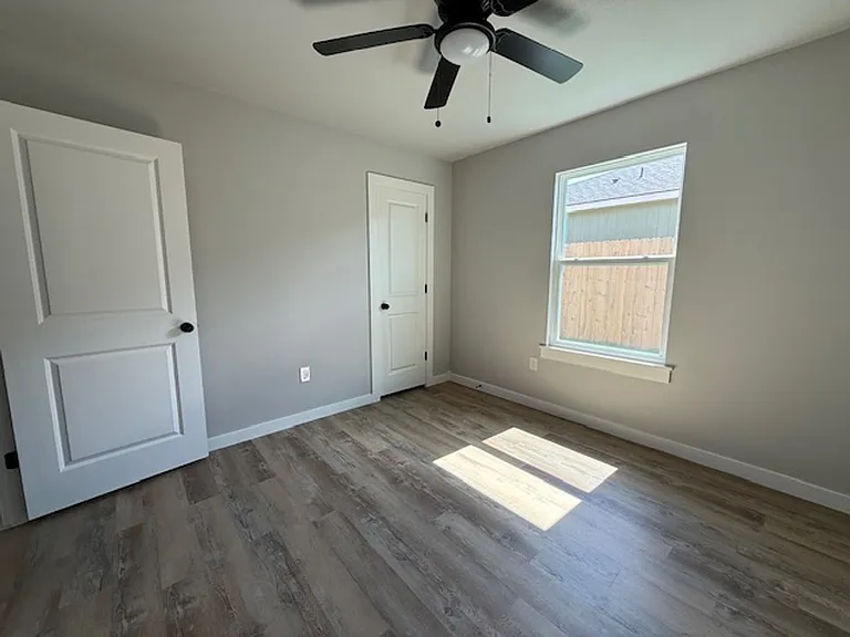 938 Minda St — Photo 14