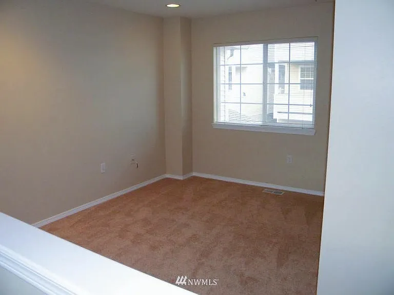 22652 NE 4th Pl — Photo 15