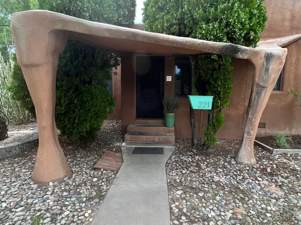 221 Princeton Dr SE, Albuquerque, NM 87106