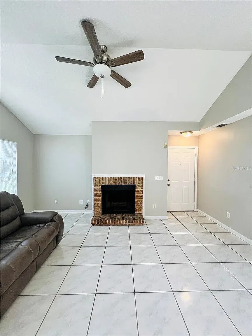 3 bed, 1142 sqft, $1,950 — Photo 3