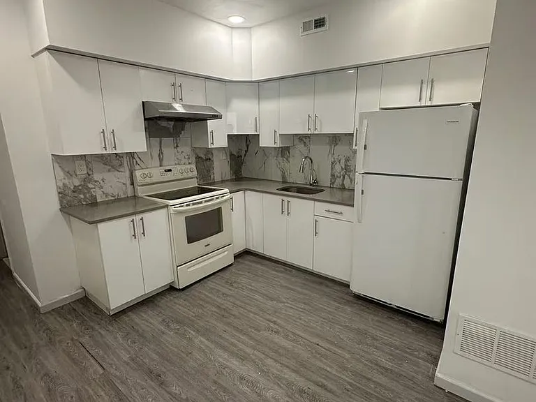 915 Washington Av — Photo 10