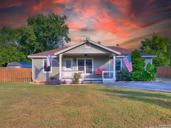 435 Woodcreek Cir, McQueeney, TX 78123