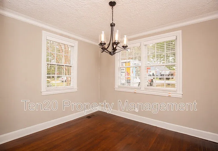 3909 Crestview Dr — Photo 4