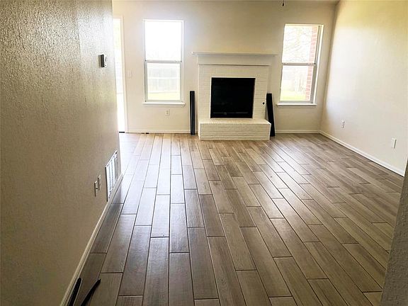 4th image of 1712 W Regency Blvd