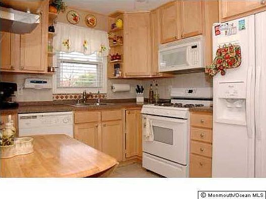 Picture yourself cooking in this Updated Kitchen!