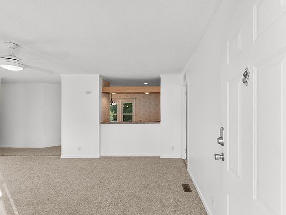 2nd image of 1040 Palm Dr.