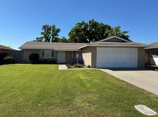 566 Meadow Ln, Kingsburg, CA