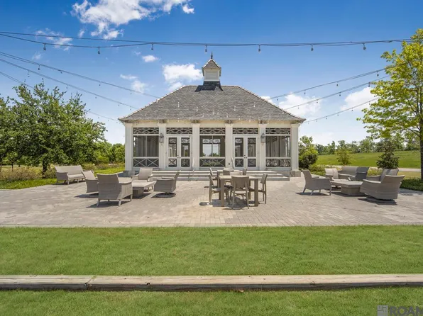 100 Pointe Marie Dr, Baton Rouge, LA 70820