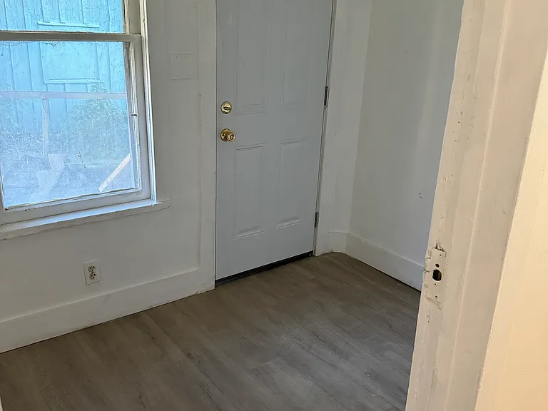 37 E Court St #1/2 — Photo 14