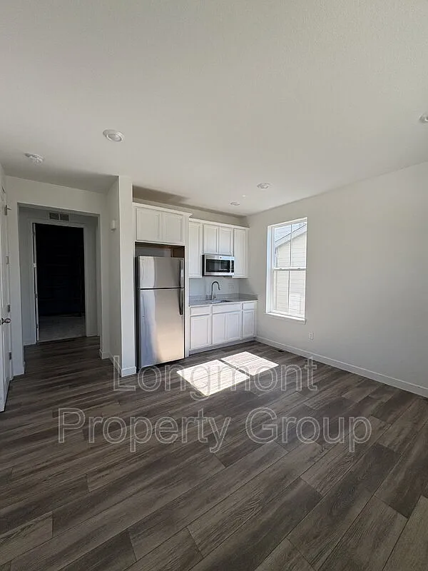 5 bed, 4.5 bath, 4721 sqft, $3,500 — Photo 4