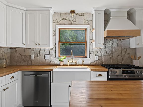 3rd image of 85 Duck Pond Road