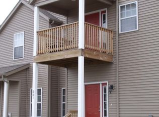 621 Stonegate Dr #BE, Sycamore, IL 60178