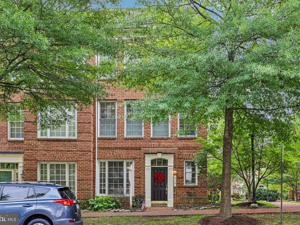 418 Ferdinand Day Dr, Alexandria, VA 22304