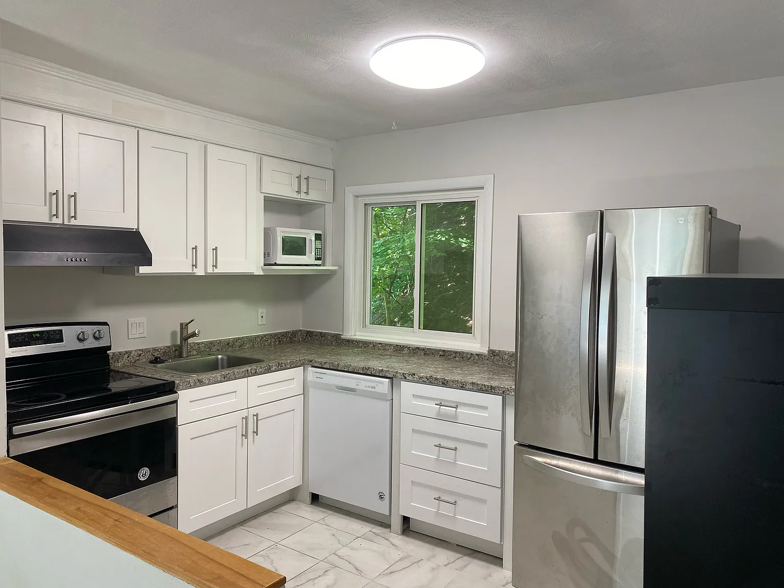 96 Lionel Ave — Photo 2