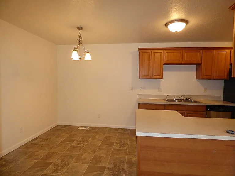 3536-3538 Fisher Ct NE — Photo 9
