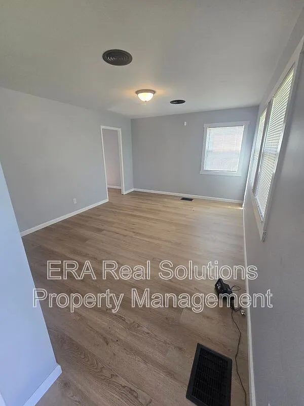 3 bed, 1.0 bath, 864 sqft, $1,250 — Photo 1