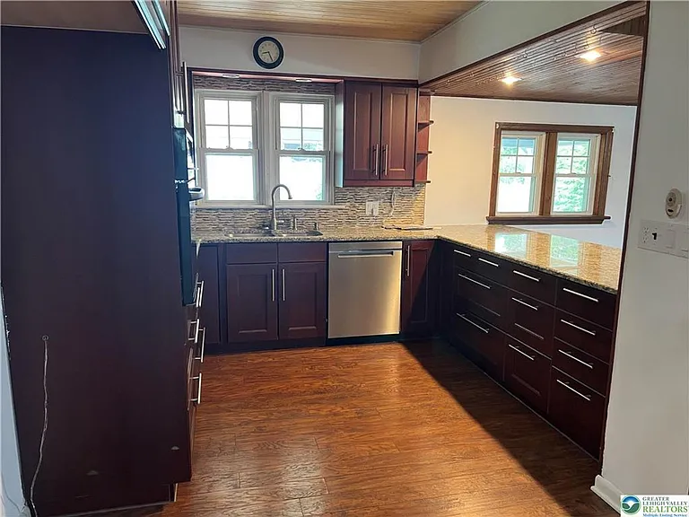 2401 Lawnherst Ave — Photo 10