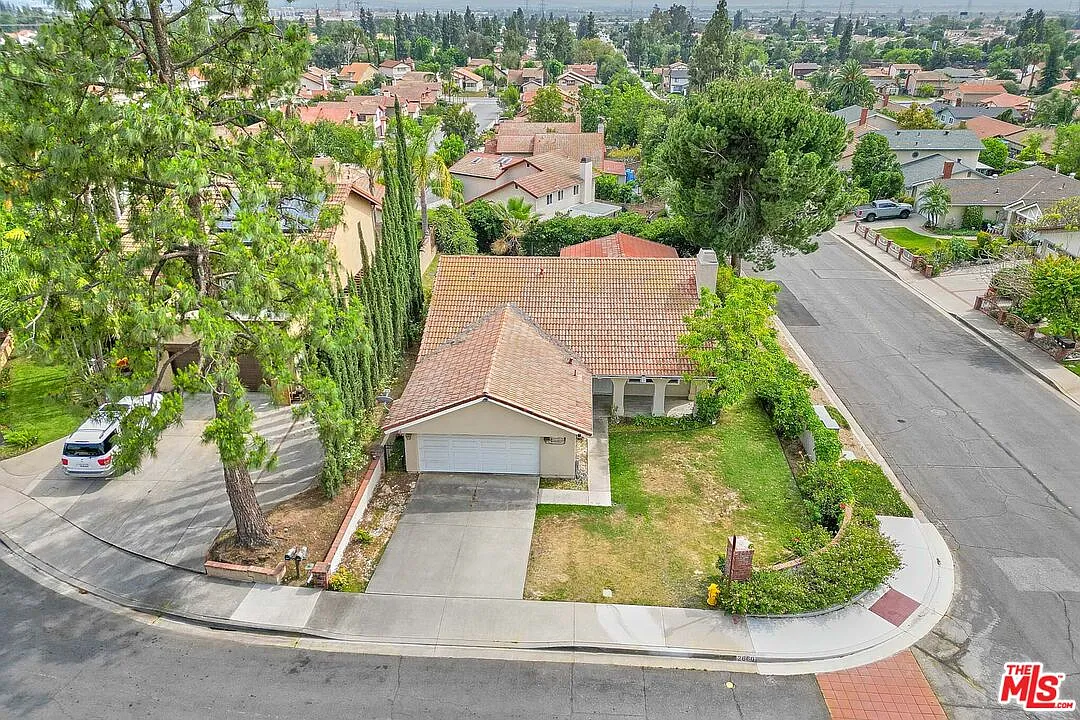 2 bed, 1.0 bath, 1858 sqft, $3,850 — Photo 3