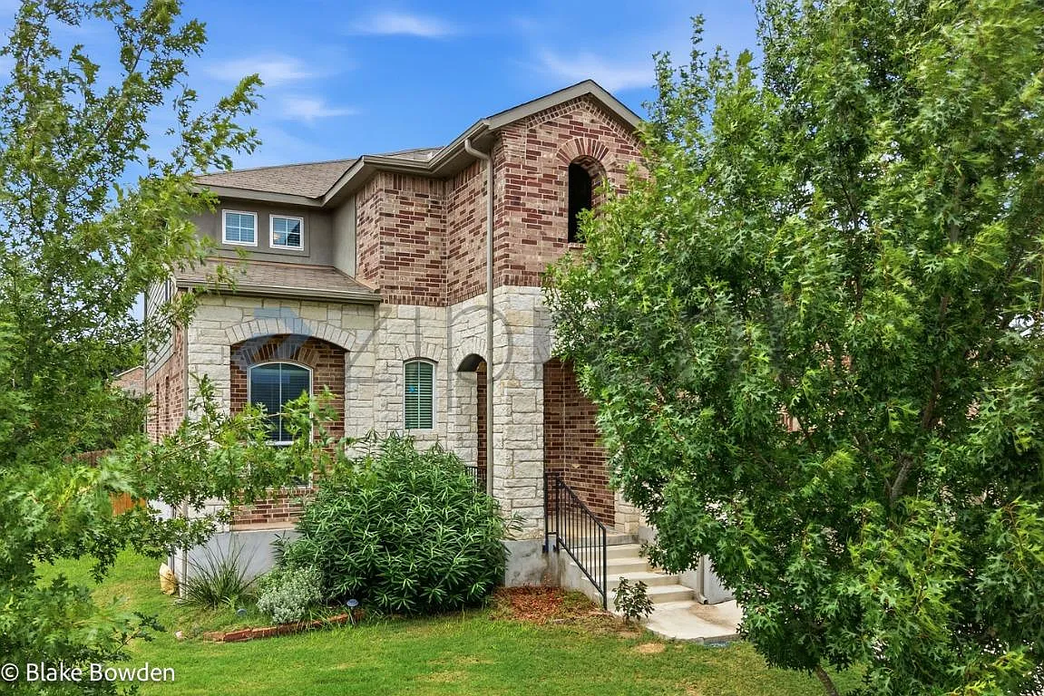 5 bed, 2.5 bath, 2750 sqft, $2,150 — Photo 1