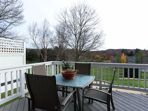 4th image of 9 Treetop Ln