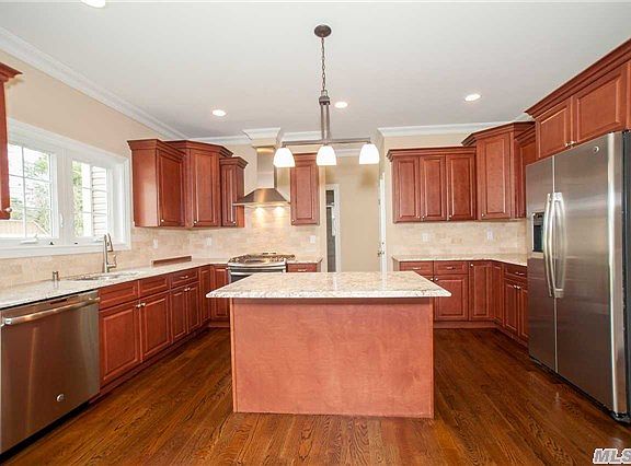 5th image of 211 Southwood Cir