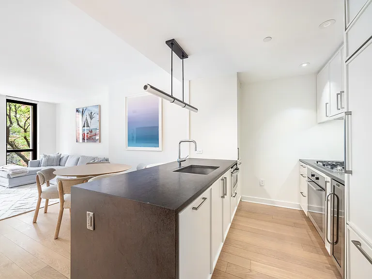 160 E 22nd St #3B — Photo 4