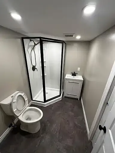 3 bed, 1.0 bath, 700 sqft, $2,150 — Photo 3