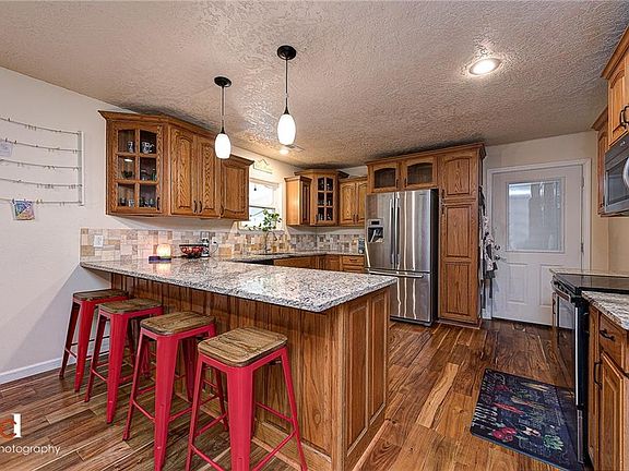 4th image of 17980 Crestwood Dr