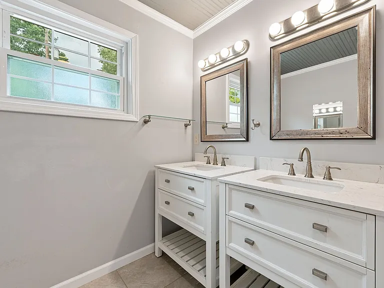 2408 Cascadilla St — Photo 9