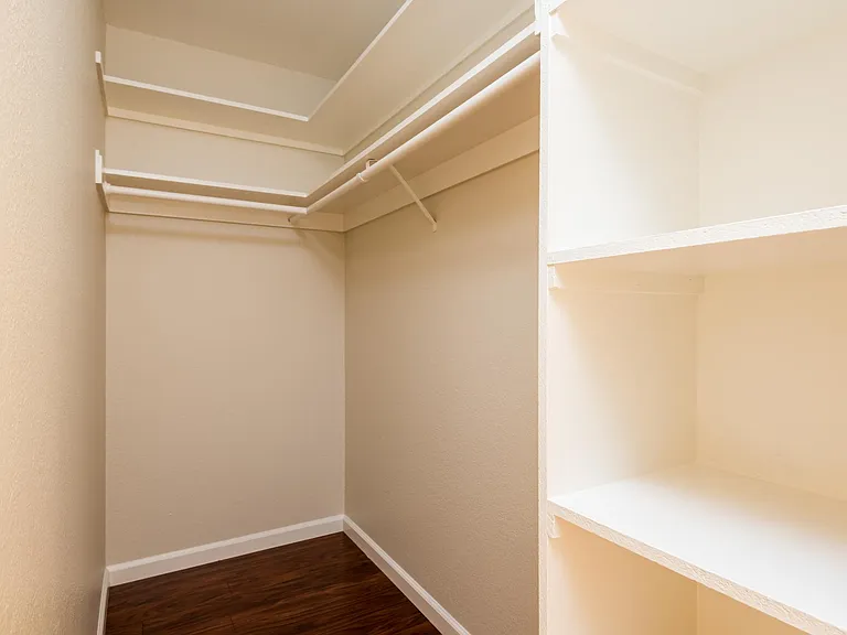 Peninsula View Apartments — Photo 8