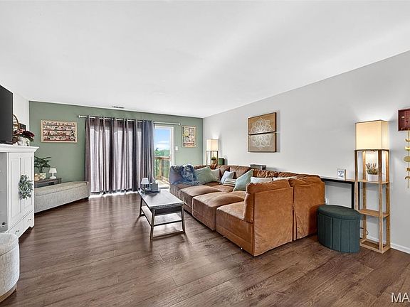2nd image of 74 Sugar Glen Ct