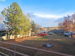 Deschutes Ave, Maupin, OR
