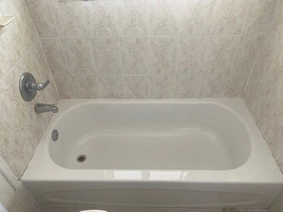 4th image of 940 NE 170th St APT 218
